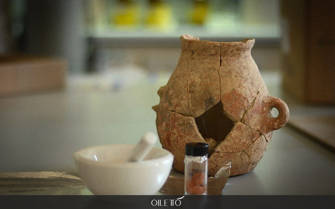 تاریخچه روغن زیتون : کوزه سفالی حاوی روغن زیتون کشف شده در منطقه Zippori متعلق به 6000 سال پیش از میلاد مسیح