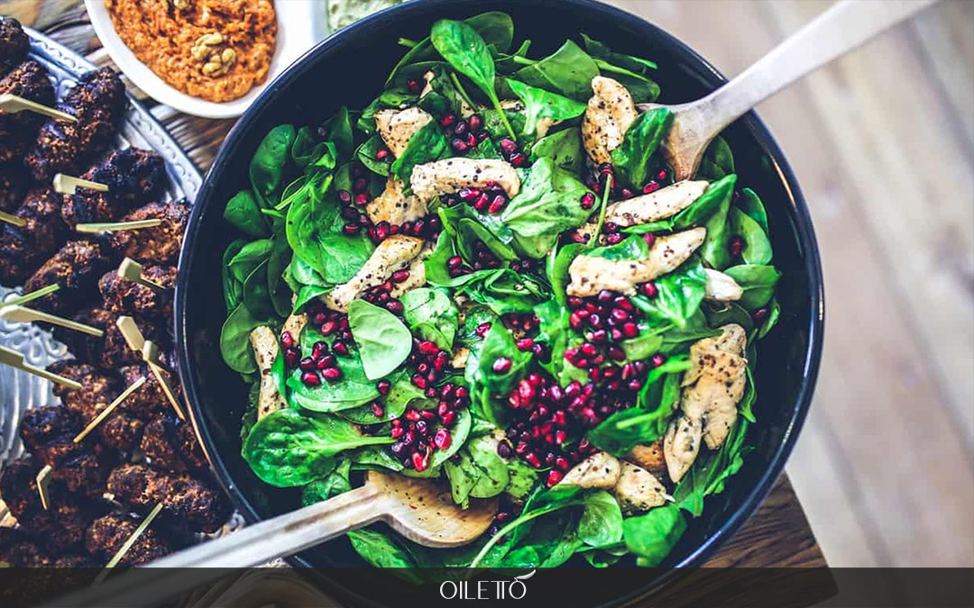 طرز تهیه سالاد اسفناج با انار و روغن زیتون؛ دستور پخت یک وعده غذایی ساده اما مقوی